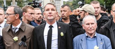 Josef Dörr (rechts) wird für seine Teilnahme am Trauermarsch in Chemnitz, an dem unter anderem Björn Höcke teilnahm, kritisiert. Foto: Ralf Hirschberger/dpa-Bildfunk.