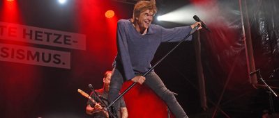 Campino, der Sänger der „Toten Hosen" beim „Wirsindmehr"-Konzert in Chemnitz. Foto: Sebastian Kahnert/dpa-Bildfunk