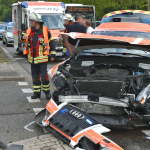 Ein Einsatzfahrzeug der Feuerwehr wurde bei dem Zusammenstoß stark beschädigt. Foto: BeckerBredel