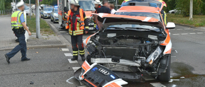 Ein Einsatzfahrzeug der Feuerwehr wurde bei dem Zusammenstoß stark beschädigt. Foto: BeckerBredel