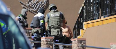 In Handschellen brachten die Einsatzkräfte den Mann nach draußen. Foto: BeckerBredel