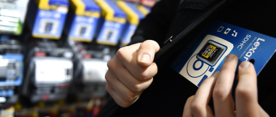 Im Kassenbereich eines Supermarktes klaute ein 20-Jähriger in Bexbach mehrere Waren. Symbolfoto: dpa-Bildfunk/Felix Kästle