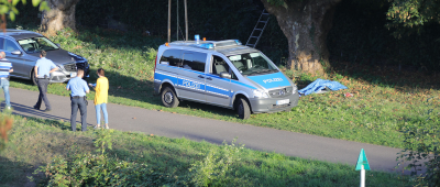 Einsatzkräfte der Polizei zogen die Leiche aus der Saar. Foto: BeckerBredel