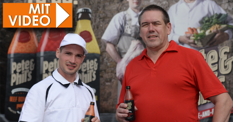 Erfinder Peter Klassen (rechts) sowie Philipp Klassen posieren mit dem Fleisch-Drink. Foto: dpa-Bildfunk/Harald Tittel