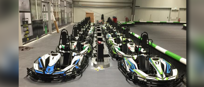 Insgesamt 20 E-Karts warten darauf, gefahren zu werden. Screenshot: Facebook/Karthaus