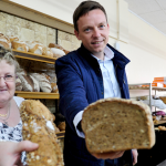 Tobias Hans halft am Montag bei der Tafel in Burbach aus. Im Bild: (l.) Renate Haachs und Ministerpräsident Tobias Hans verteilen Brot. Foto: BeckerBredel