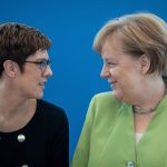 Viel wird über die Nachfolge von Bundeskanzlerin Angela Merkel (CDU) (rechts) spekuliert. Annegret Kramp-Karrenbauer scheint für einige CDU-Politiker geeignet zu sein. Foto: Kay Nietfeld/dpa-Bildfunk.