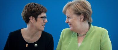 Viel wird über die Nachfolge von Bundeskanzlerin Angela Merkel (CDU) (rechts) spekuliert. Annegret Kramp-Karrenbauer scheint für einige CDU-Politiker geeignet zu sein. Foto: Kay Nietfeld/dpa-Bildfunk.