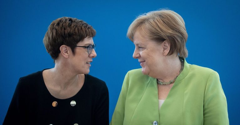 Viel wird über die Nachfolge von Bundeskanzlerin Angela Merkel (CDU) (rechts) spekuliert. Annegret Kramp-Karrenbauer scheint für einige CDU-Politiker geeignet zu sein. Foto: Kay Nietfeld/dpa-Bildfunk.