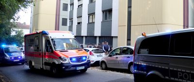 Das Opfer im Trillerweg musste verletzt ins Krankenhaus gebracht werden. Foto: BeckerBredel.