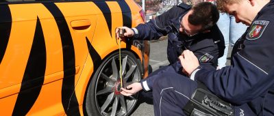 Die Polizei im Saarland kontrollierte zahlreiche Autos wegen Verdachts auf illegales Tuning. Symbolfoto: Roland Weihrauch/dpa-Bildfunk