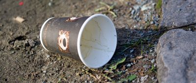 Kein seltenes Bild - auch in Saarbrücken: Ein achtlos weggeworfener Coffee-to-go-Becher liegt auf dem Boden. Symbolfoto: Inga Kjer/dpa-Bildfunk.