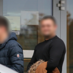 Einer der beiden Beschuldigten (Mitte) wird in Saarbrücken dem Haftrichter vorgeführt. In Begleitung (links sowie rechts): Zivilbeamte. Foto: Brandon Lee Posse