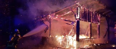 Die Polizei geht bei dem Feuer an der Hütte am Wochbacher Weiher von Brandstiftung aus. Foto: Jung/Feuerwehr St. Ingbert.