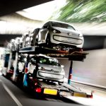 Der Autotransporter rollte führerlos in die Grundstücksmauer des Autohauses in Neunkirchen. Symbolfoto: Fabian Stratenschulte/dpa-Bildfunk