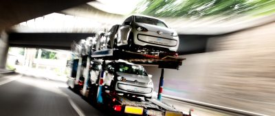 Der Autotransporter rollte führerlos in die Grundstücksmauer des Autohauses in Neunkirchen. Symbolfoto: Fabian Stratenschulte/dpa-Bildfunk