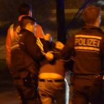 Die Polizei rückte mit 15 Beamten vor das „Kolosseum" in Neunkirchen aus. Symbolfoto: dpa-Bildfunk.