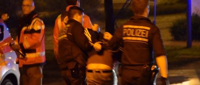 Die Polizei rückte mit 15 Beamten vor das „Kolosseum" in Neunkirchen aus. Symbolfoto: dpa-Bildfunk.