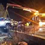 Das Auto musste mit einem Kran aus dem Grundstück gehoben werden. Foto: Freiwillige Feuerwehr Piesbach.