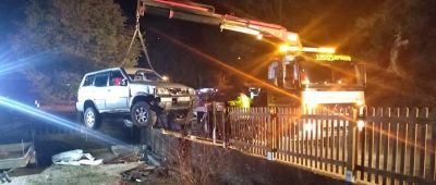 Das Auto musste mit einem Kran aus dem Grundstück gehoben werden. Foto: Freiwillige Feuerwehr Piesbach.