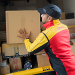 Das aktuelle Paketaufkommen im Saarland sei jetzt schon auf Vorweihnachtsniveau, so DHL. Symbolfoto: dpa-Bildfunk/Rolf Vennenbernd