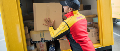 Das aktuelle Paketaufkommen im Saarland sei jetzt schon auf Vorweihnachtsniveau, so DHL. Symbolfoto: dpa-Bildfunk/Rolf Vennenbernd