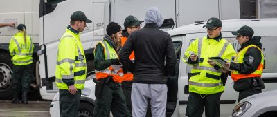 Drei Männer nahm die Polizei vorläufig fest. Symbolbild: Christoph Schmidt/dpa-Bildfunk.