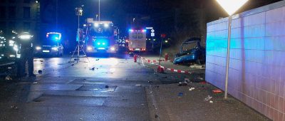 Bei dem tödlichen Unfall in Zweibrücken prallte ein Auto gegen eine Hausecke in der Oselbachstraße. Foto: Polizeidirektion Pirmasens