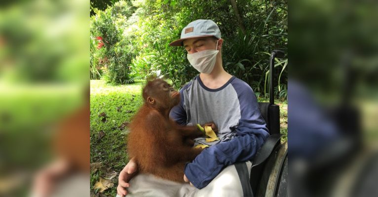 Benni Over reist trotz Muskeldystrophie nach Borneo um Urang-Utans zu besuchen
