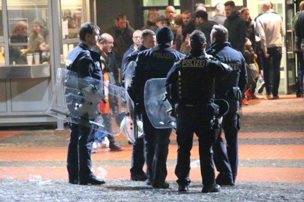 Anhänger von Galatsaray Istanbul und dem 1. FC Saarbrücken gerieten in der Saarlandhalle aneinander. Die Polizei entschärfte daraufhin die Situation. Foto: Brandon-Lee Posse/SOL.DE.