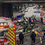 Am Ende der Verfolgungsfahrt krachte die Fahrerin in einen Brückenpfeiler. Foto: Rolf Ruppenthal.