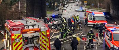 Am Ende der Verfolgungsfahrt krachte die Fahrerin in einen Brückenpfeiler. Foto: Rolf Ruppenthal.