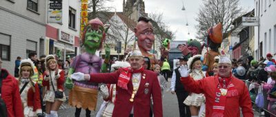 Der Rosenmontagsumzug in Saarbrücken-Burbach 2019 findet trotz Unwetterwarnung statt. Foto: Becker&Bredel