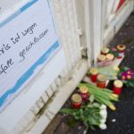 Vor dem Haus des Arztes, der bei einer Explosion ums Leben kam, liegen Blumen und sind Kerzen abgestellt. Ein toter Landschaftsgärtner steht unter Verdacht, den Arzt mit einer Sprengfalle getötet zu haben. Foto: Oliver Dietze/dpa-Bildfunk