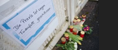 Vor dem Haus des Arztes, der bei einer Explosion ums Leben kam, liegen Blumen und sind Kerzen abgestellt. Ein toter Landschaftsgärtner steht unter Verdacht, den Arzt mit einer Sprengfalle getötet zu haben. Foto: Oliver Dietze/dpa-Bildfunk