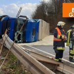 Der Lkw kippte auf der A8 in der Nähe von Friedrichsthal um. Foto: Brandon-Lee Posse/SOL.DE.