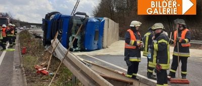 Der Lkw kippte auf der A8 in der Nähe von Friedrichsthal um. Foto: Brandon-Lee Posse/SOL.DE.