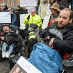 Markus Igel (31) will ein selbstbestimmtes Leben führen. Dafür demonstrierte er vor dem Landesamt für Soziales in Saarbrücken. Foto: Oliver Dietze/dpa-Bildfunk