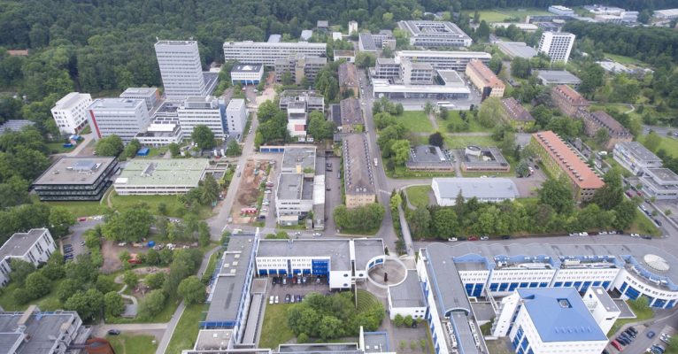 Auf dem Campus der Uni in Saarbrücken sollen Gebäude saniert und neugebaut werden. Foto: BeckerBredel