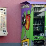 Der Cannabis-Automat in Trier steht in der Innenstadt bei einer Sportsbar. Foto: Harald Tittel/dpa-Bildfunk