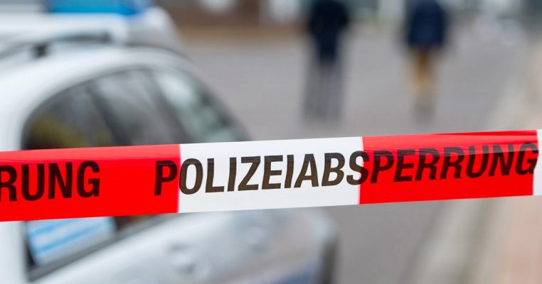 Die Polizei fand die drei mutmaßlichen Täter nach einer Fahndung in der Innenstadt von Saarlouis. Symbolfoto: Marc Tirl/dpa-Bildfunk.