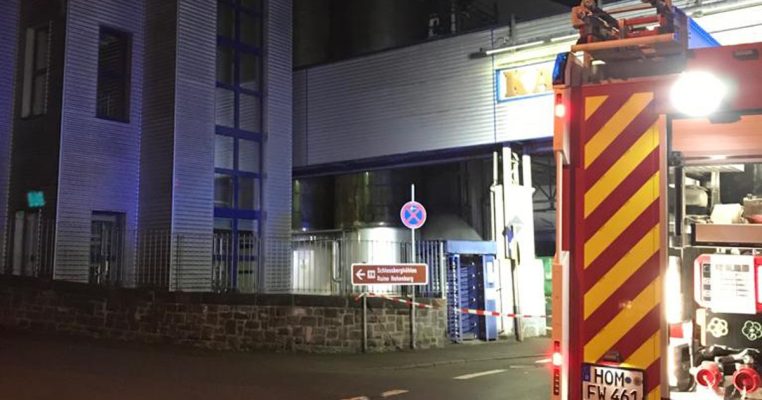 Ein Silo implodierte in der Nacht zu Donnerstag auf dem Gelände der Karlsberg-Brauerei in Homburg. Foto: Feuerwehr Homburg.