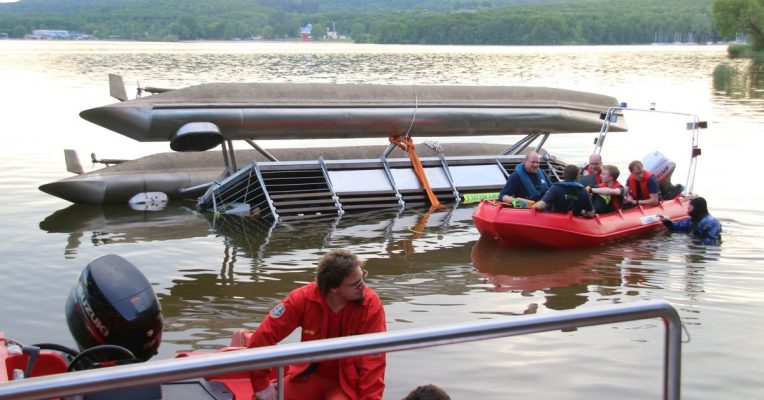 Am Pfingsmontag 2018 kippte dieser Katamaran auf dem Bostalsee in Nohfelden um. Das Boot war überladen. Foto: dpa-Bildfunk/Brandon Lee Posse
