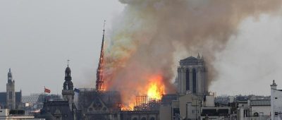 Verheerender Brand in einem der berühmtesten Wahrzeichen der Welt, der Pariser Kathedrale Notre-Dame. Foto: Thibault Camus/AP