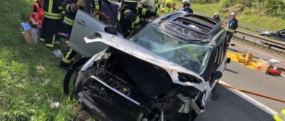 Das Auto überschlug sich auf der A8 bei Neunkirchen mehrfach. Foto: Kai Hegi (Feuerwehr Neunkirchen)