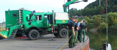 Die Wasserschutzpolizei barg das Auto bei Rehlingen-Siersburg aus der Saar. Symbolfoto: BeckerBredel..