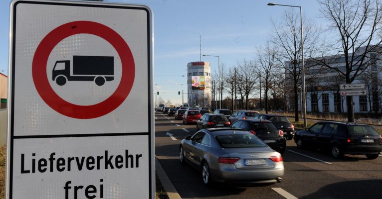 Lasterverbotszonen wie hier in Stuttgart könnte es künftig auch in Saarbrücken geben. Foto: Bernd Weißbrod/dpa-Bildfunk