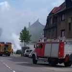 Trotz Einsatz der Feuerwehr brannte das Auto in der Kaiserstraße in Scheidt vollständig aus. Foto: SOL.DE-Leser