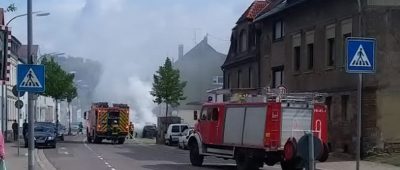 Trotz Einsatz der Feuerwehr brannte das Auto in der Kaiserstraße in Scheidt vollständig aus. Foto: SOL.DE-Leser