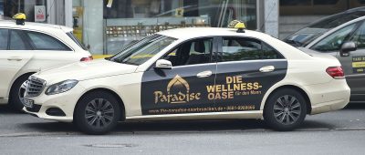 Taxis, die Werbung für Bordelle wie etwa das Paradise tragen, sollten laut LAG boykottiert werden. Foto: BeckerBredel